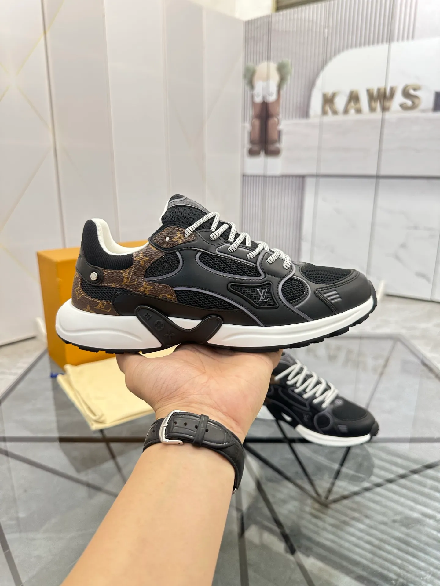 Men's shoes: 💰P660¥ Top quality Product trademark: LV* "Louis Vuitton*" low-top casual shoes Regular size: 35-44 (can be customized to 45.46) Couple style Product materials: Upper imported cowhide stitching original material, breathable lining, original outsole. Number: H218